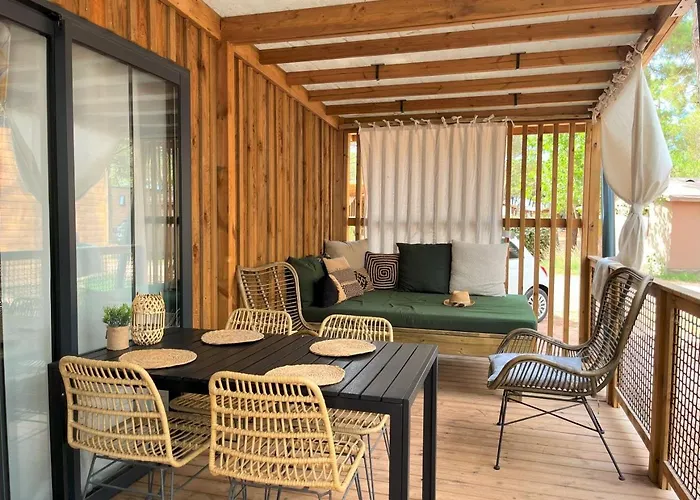 مكان تخييم La Tamarissiere