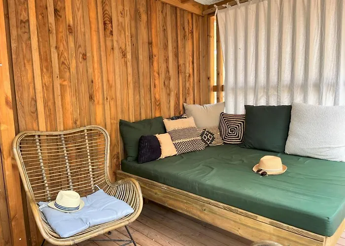 مكان تخييم La Tamarissiere